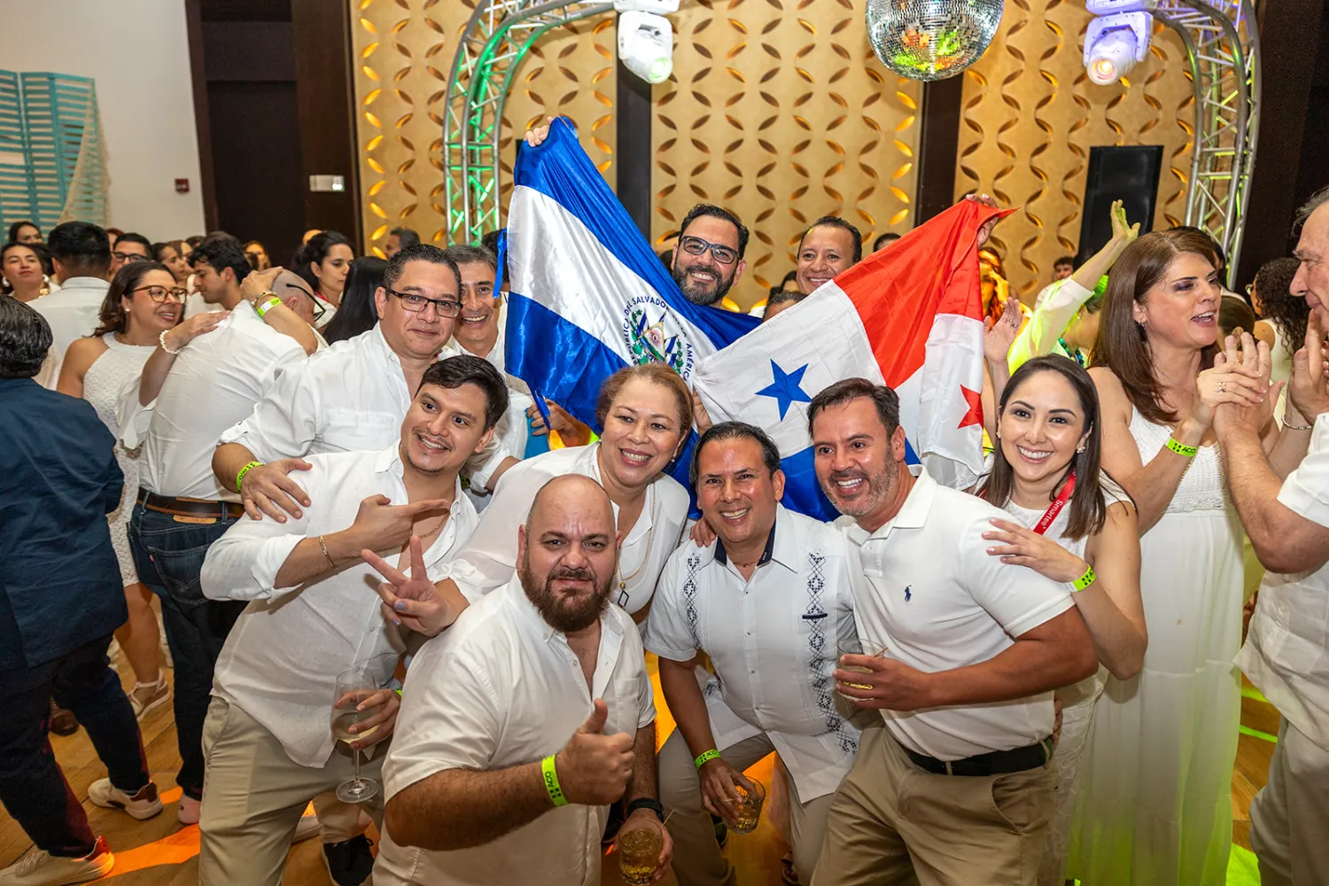 Asistentes celebrando con banderas de Centroamérica en una actividad social de FAOCA Costa Rica 2026