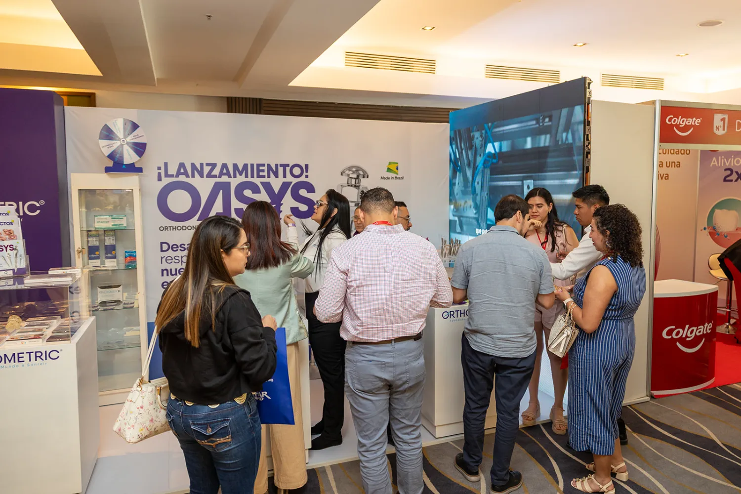 Asistentes en un stand de la exposición comercial de FAOCA Costa Rica 2026