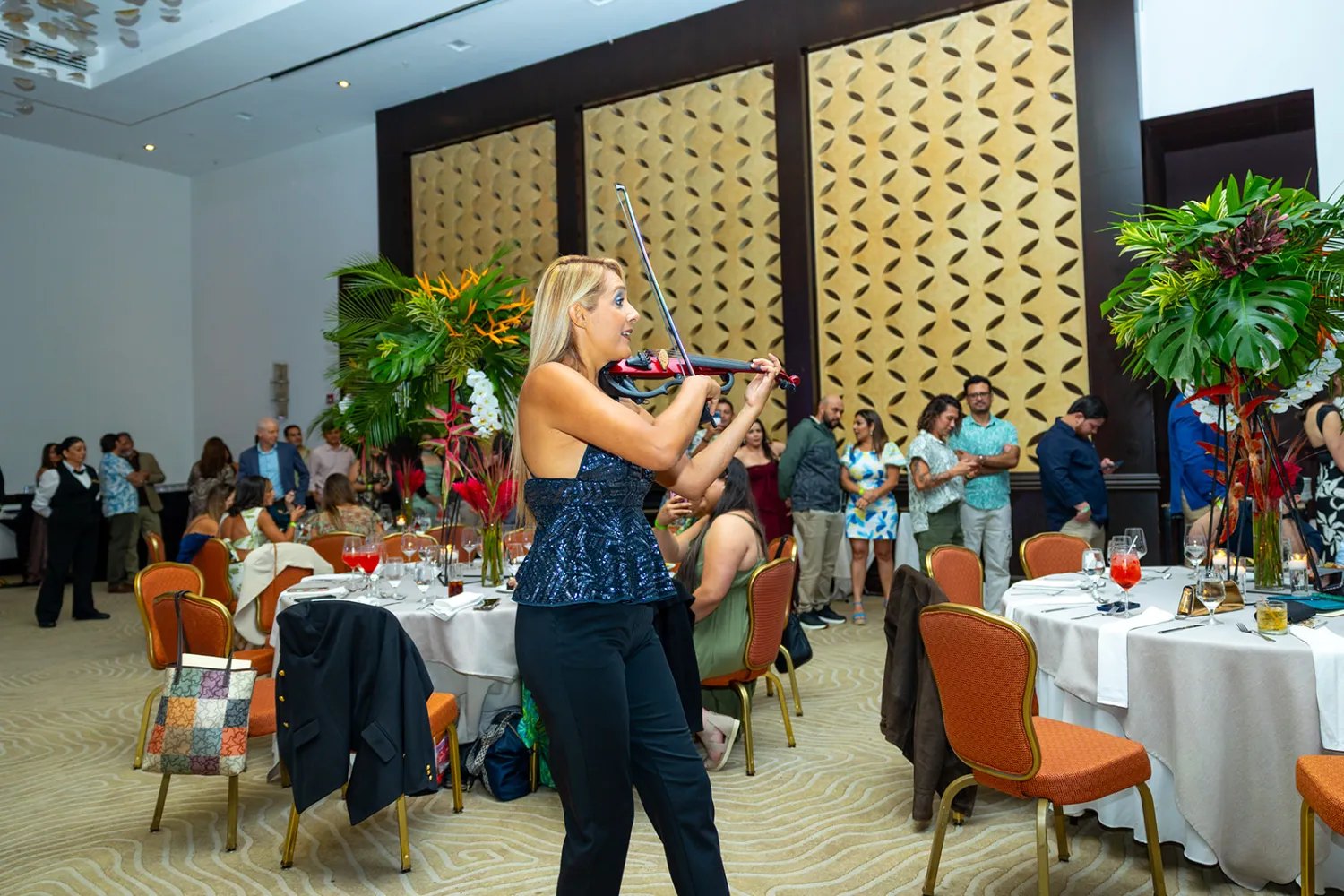 Cena de clausura de FAOCA Costa Rica 2026, con música en vivo y decoración inspirada en el bosque tropical