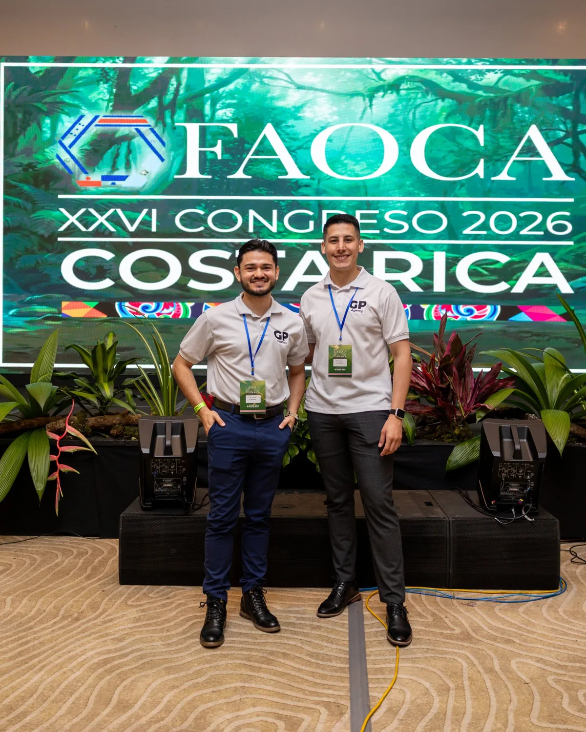 Eduardo y Kenneth, del equipo de GP Agency, frente a la pantalla LED de FAOCA Costa Rica 2026