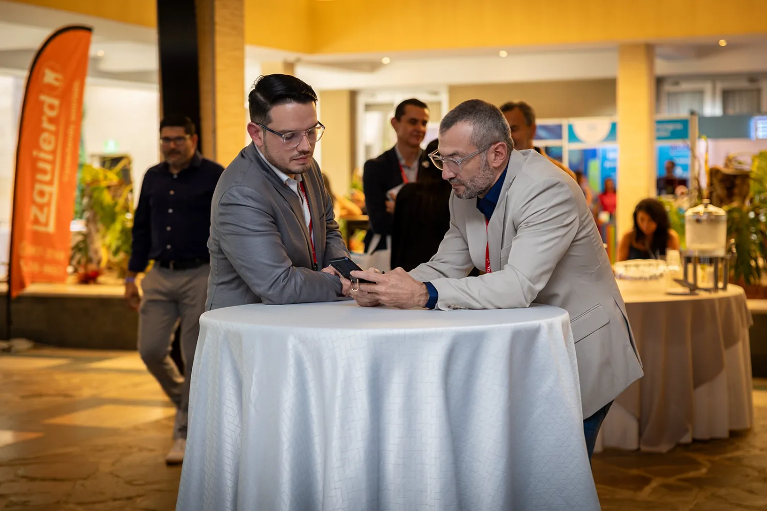 Asistentes conversando en el área de casas comerciales de FAOCA Costa Rica 2026