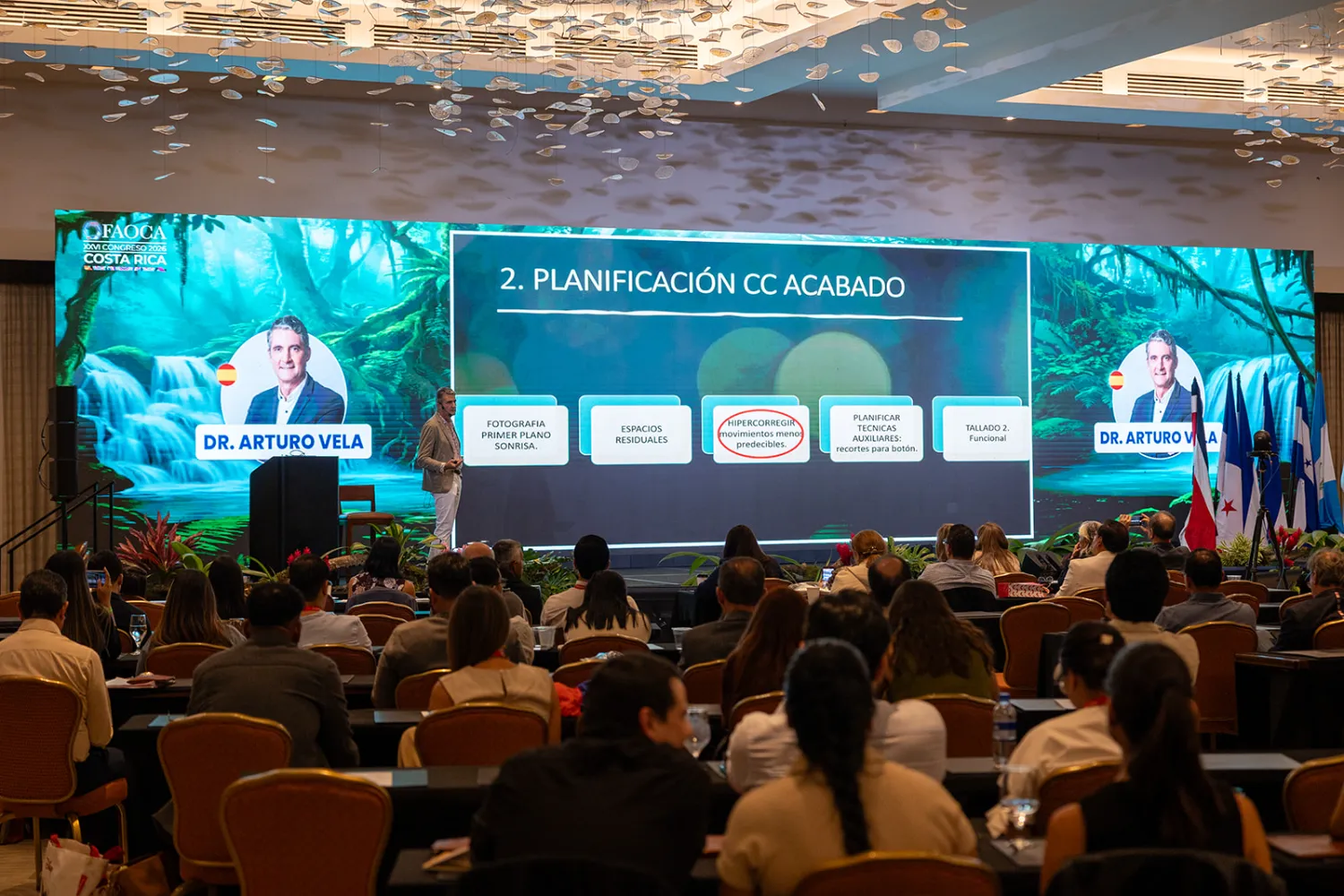 Salón principal de FAOCA Costa Rica 2026 durante una conferencia, con la pantalla LED diseñada por GP Agency