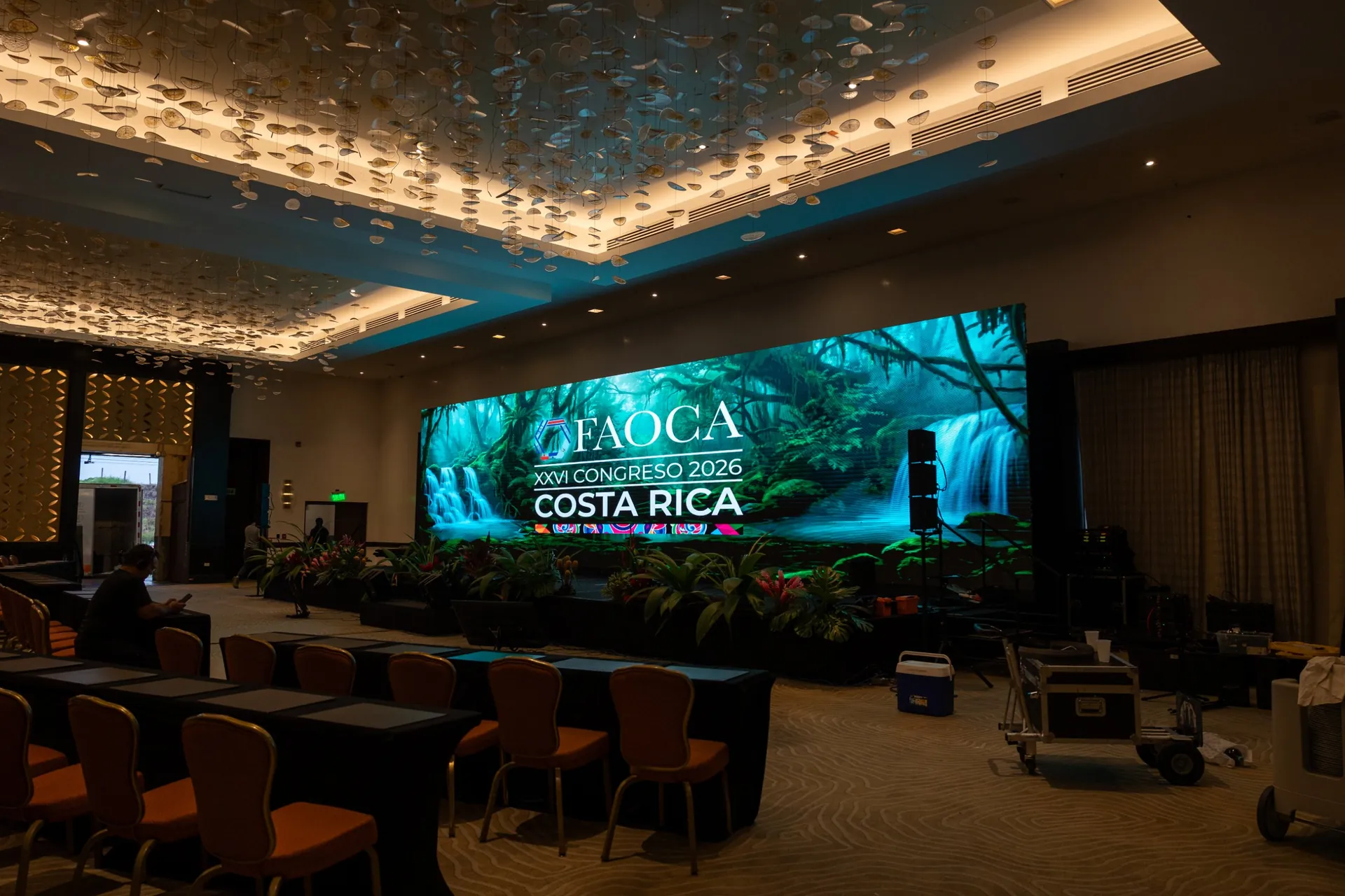 Escenario principal de FAOCA Costa Rica 2026 con el fondo de pantalla LED diseñado por GP Agency