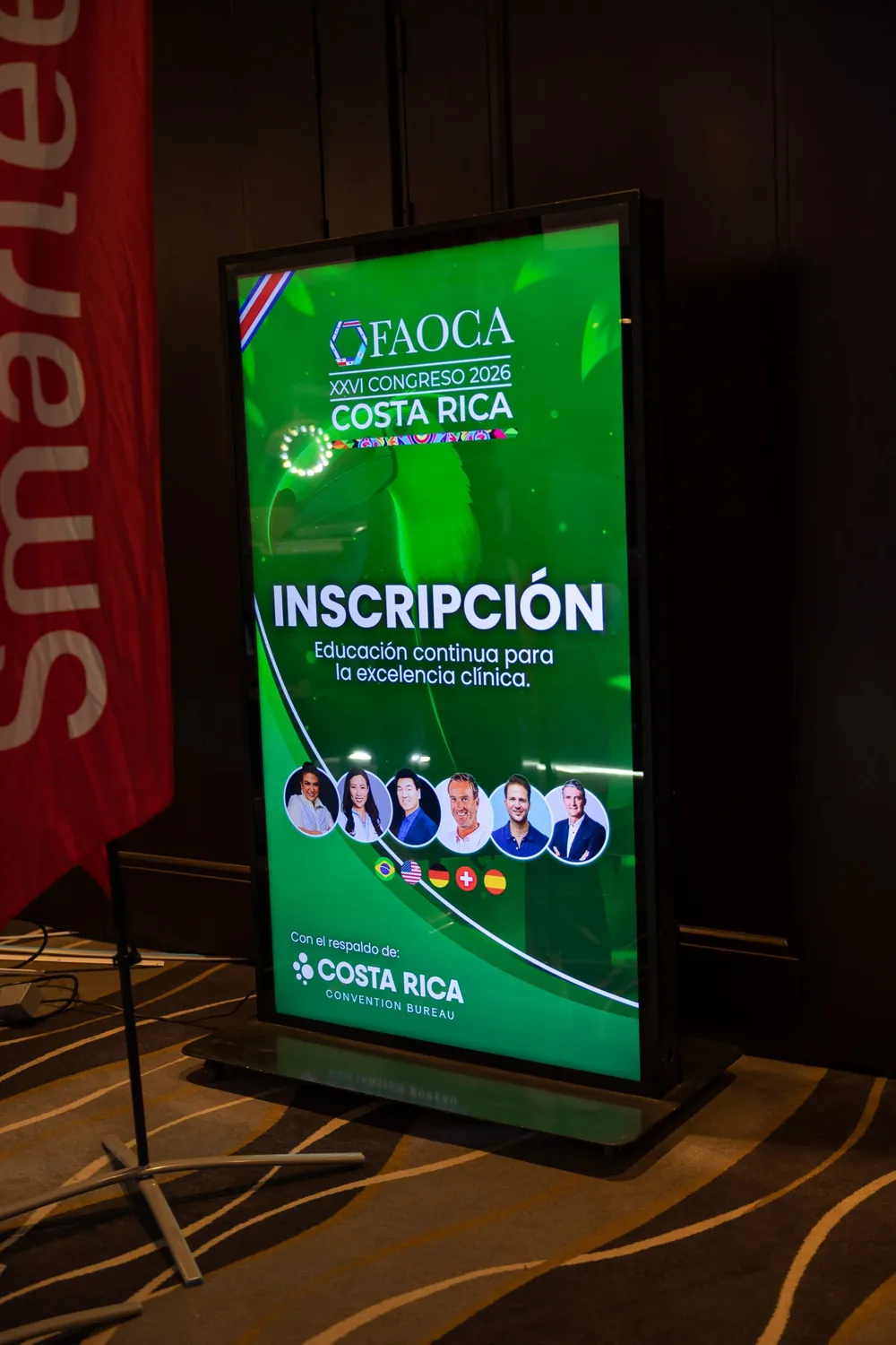 Tótem digital con el banner de inscripción de FAOCA Costa Rica 2026